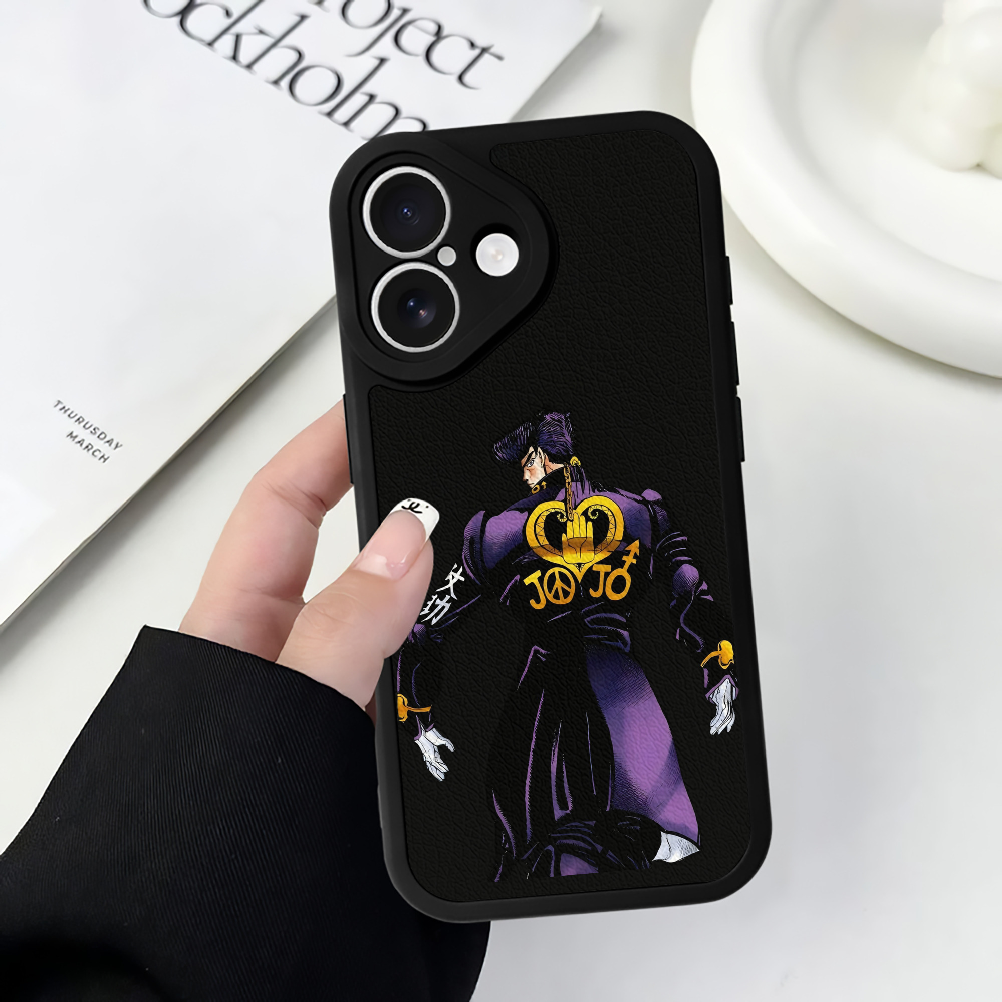 （画像用） ジョジョの奇妙な冒険 ひがしかた じょうすけ JoJo's Bizarre Adventure Higashikata Josuke 【iPhone 16シリーズ対応】シリコンスマホケース（レザー調） 材質：シリコン